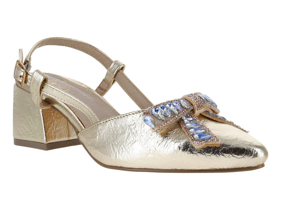 Zapato color oro inglés con tacón cuadrado, correa con hebilla y adorno brillante frontal.