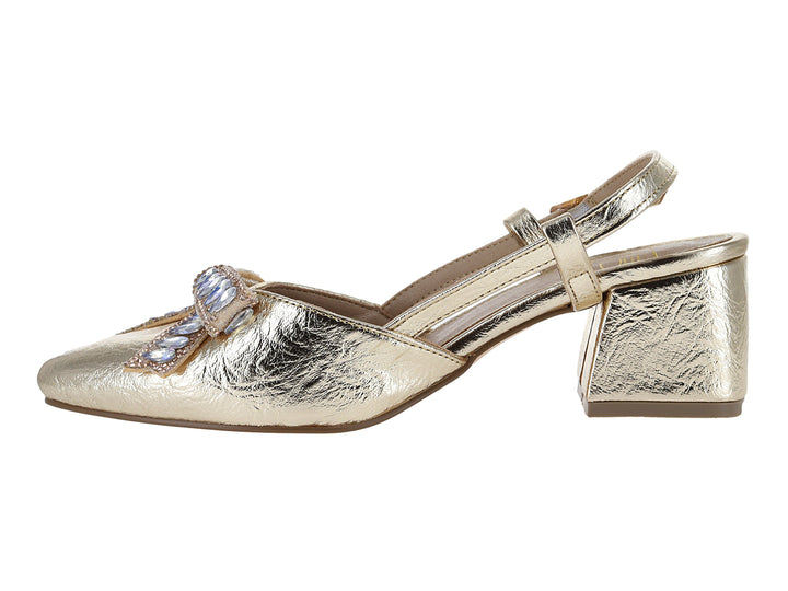 Zapato color oro inglés con tacón cuadrado, correa con hebilla y adorno brillante frontal.