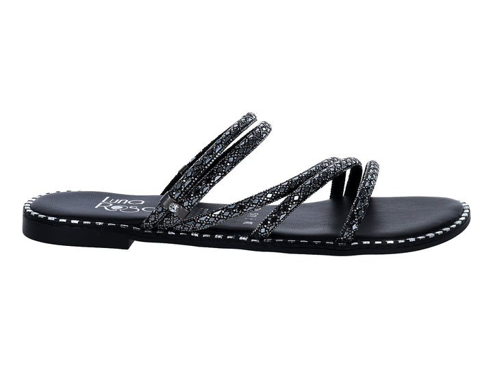 Sandalias negras planas con tiras brillantes y detalles plateados en el borde.
