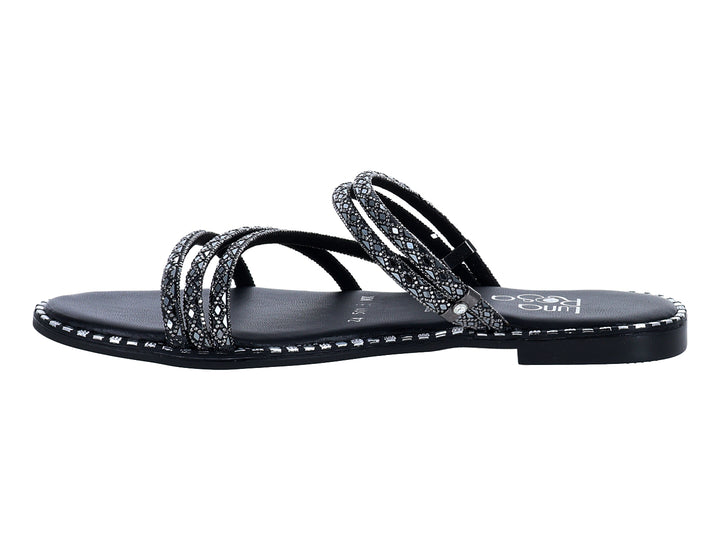 Sandalias negras planas con tiras brillantes y detalles plateados en el borde.