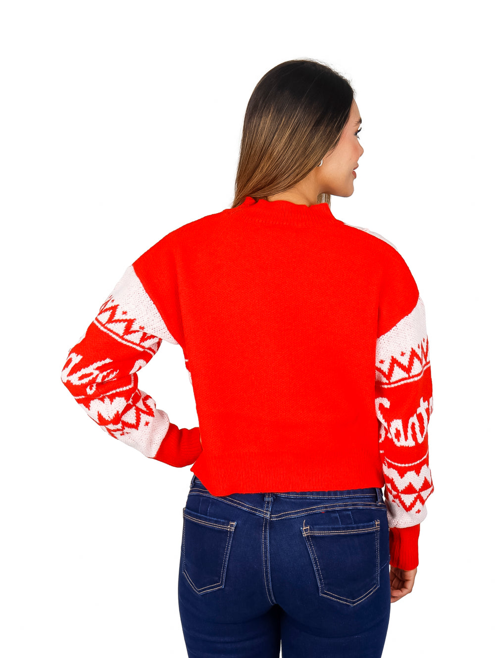 Mujer vistiendo un suéter navideño crop color rojo y blanco con el texto Santa Baby y detalles brillantes.