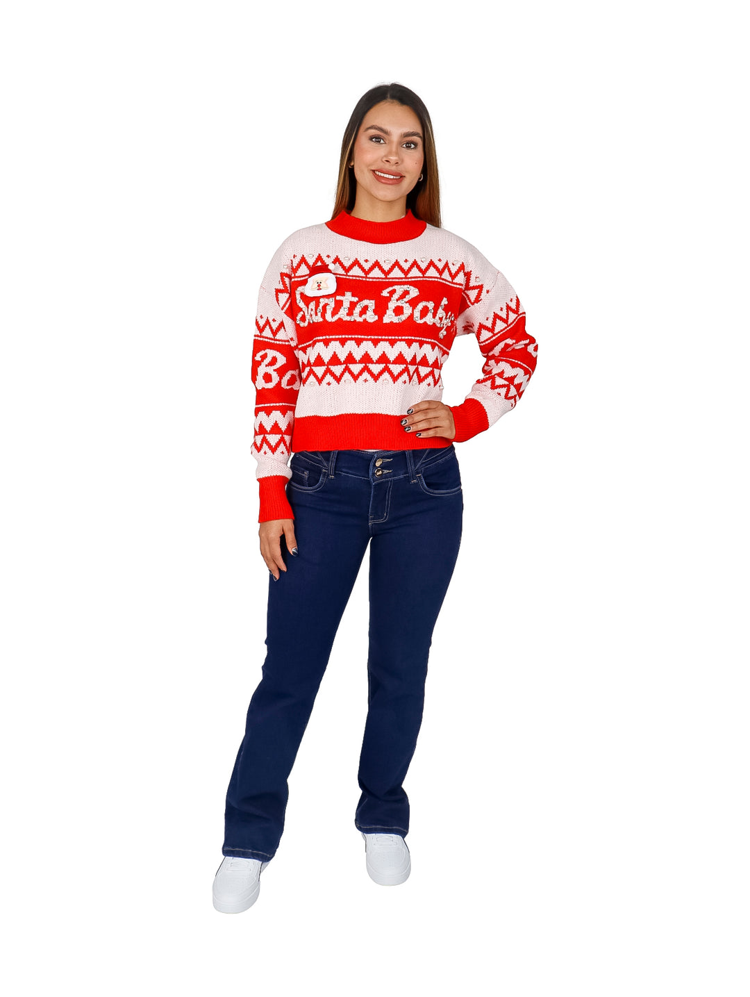 Mujer vistiendo un suéter navideño crop color rojo y blanco con el texto Santa Baby y detalles brillantes.