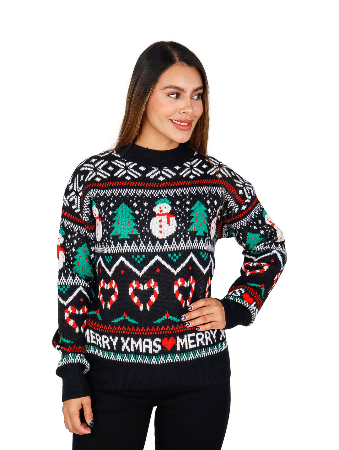 Mujer vistiendo un suéter navideño color negro con estampados de muñecos de nieve, pinos y texto Merry Xmas.