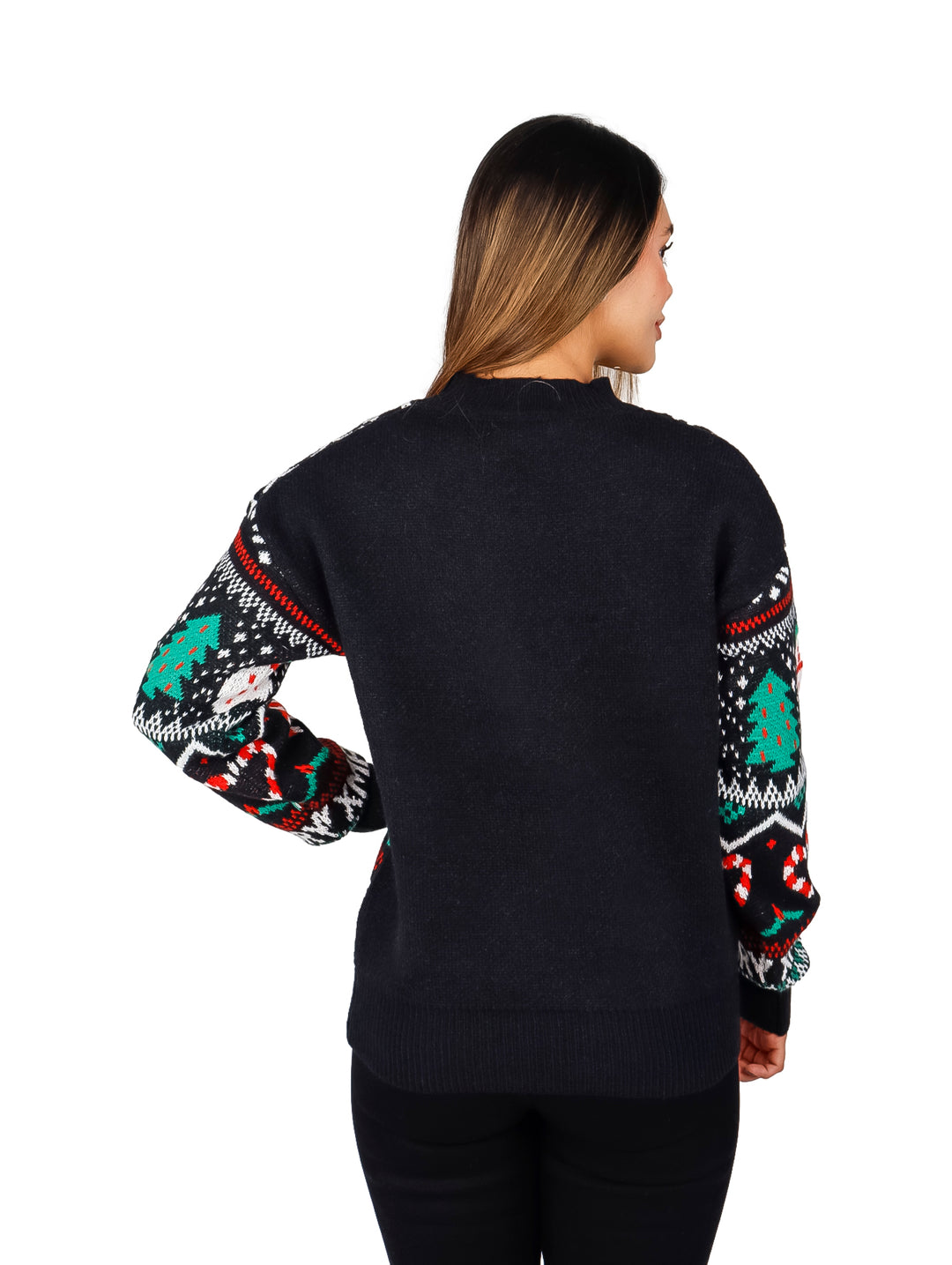 Mujer vistiendo un suéter navideño color negro con estampados de muñecos de nieve, pinos y texto Merry Xmas.