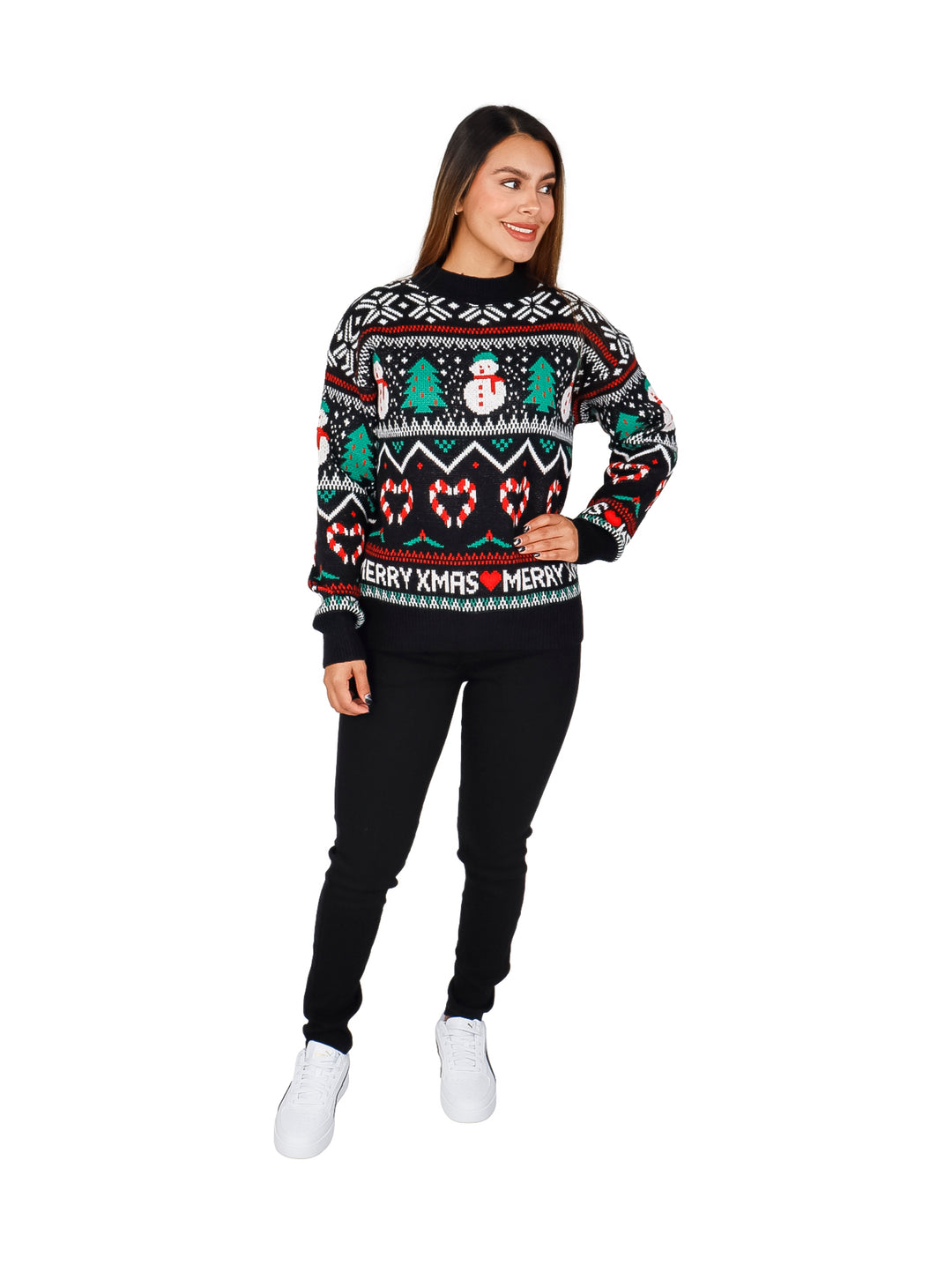 Mujer vistiendo un suéter navideño color negro con estampados de muñecos de nieve, pinos y texto Merry Xmas.
