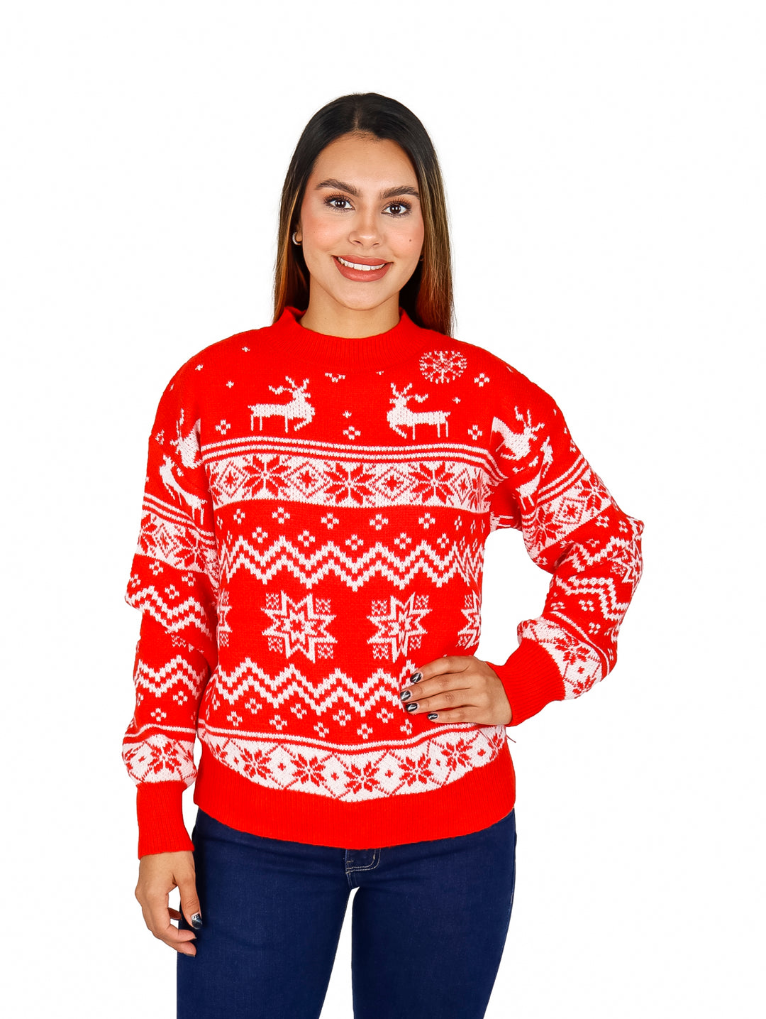 Mujer vistiendo un suéter navideño rojo con patrones blancos de renos y copos de nieve.