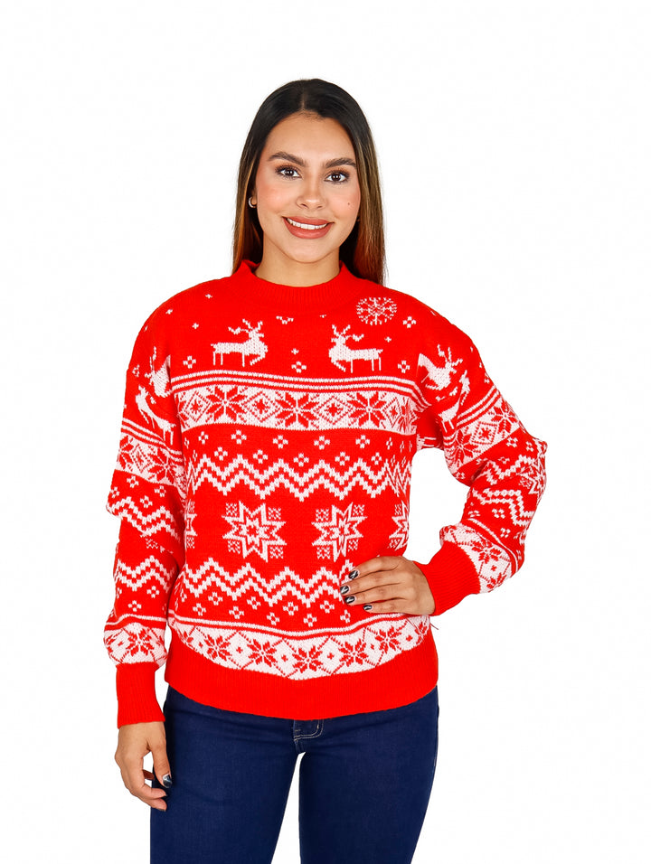 Mujer vistiendo un suéter navideño rojo con patrones blancos de renos y copos de nieve.