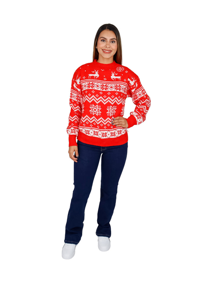 Mujer vistiendo un suéter navideño rojo con patrones blancos de renos y copos de nieve.