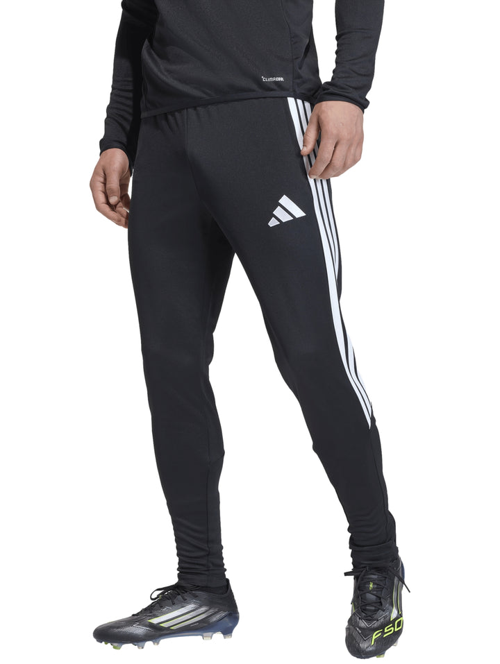 Pantalones deportivos Adidas negros con franjas blancas laterales y logo blanco en el muslo.