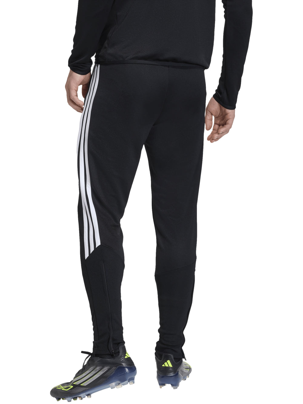 Pantalones deportivos Adidas negros con franjas blancas laterales y logo blanco en el muslo.