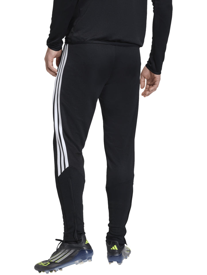 Pantalones deportivos Adidas negros con franjas blancas laterales y logo blanco en el muslo.