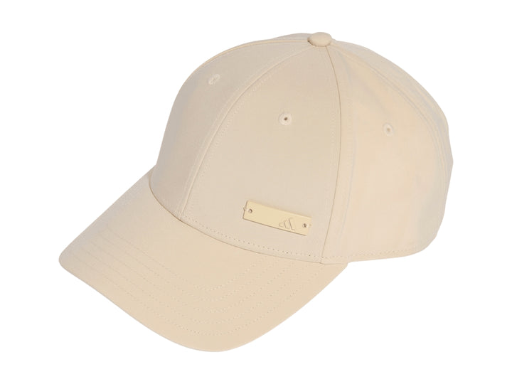 Gorra Adidas color beige Crystal Linen con visera y pequeño detalle metálico en el frente.