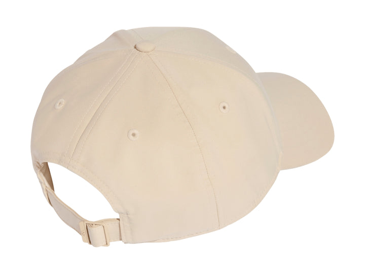Gorra Adidas color beige Crystal Linen con visera y pequeño detalle metálico en el frente.