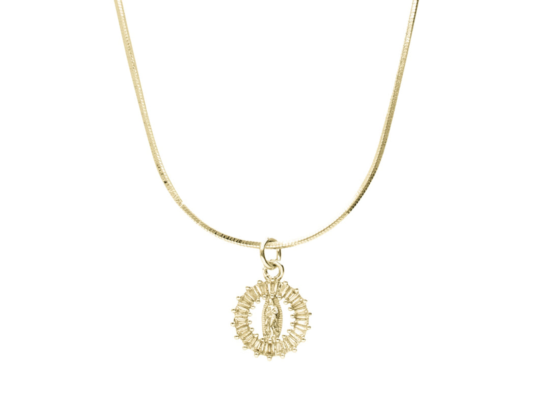 Collar dorado de la marca ROZE con dije circular detallado de la Virgen María sobre fondo blanco.
