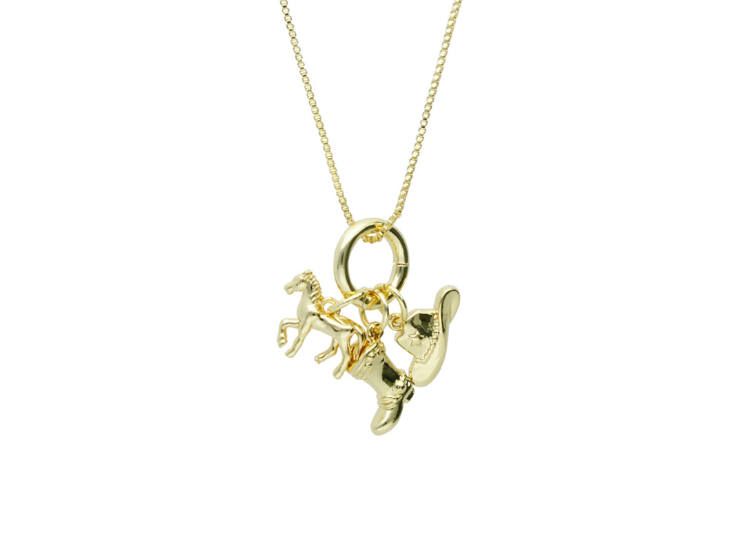 Collar dorado con dijes de caballo, bota y sombrero vaquero.