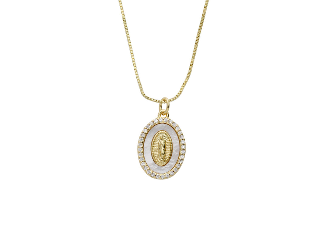 Collar dorado con dije ovalado que presenta una imagen central religiosa rodeada de blanco y detalles brillantes.