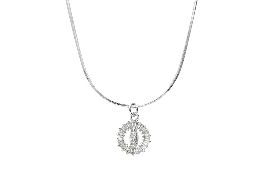 Collar de plata con dije circular de la Virgen de Guadalupe sobre fondo blanco.
