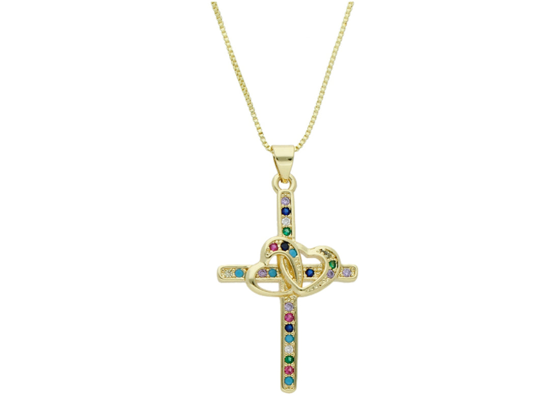Collar dorado con dije en forma de cruz adornada con cristales multicolores y un corazón entrelazado.