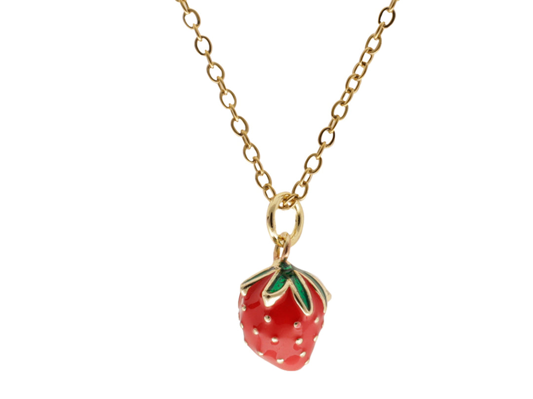 Collar dorado con un dije pequeño en forma de fresa roja con hojas verdes.