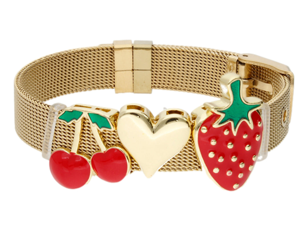 Pulsera de malla dorada con dijes esmaltados de cerezas, un corazón dorado y una fresa roja.