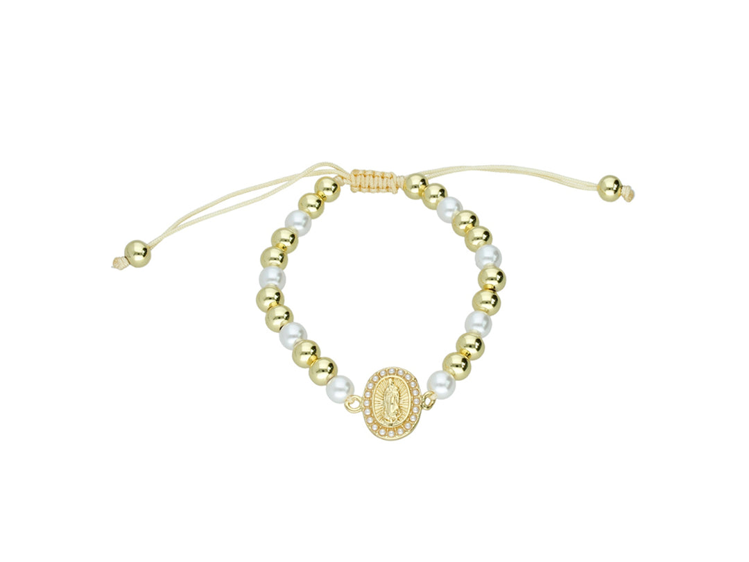 Pulsera de cuentas doradas y blancas con dije ovalado dorado y cordón ajustable.
