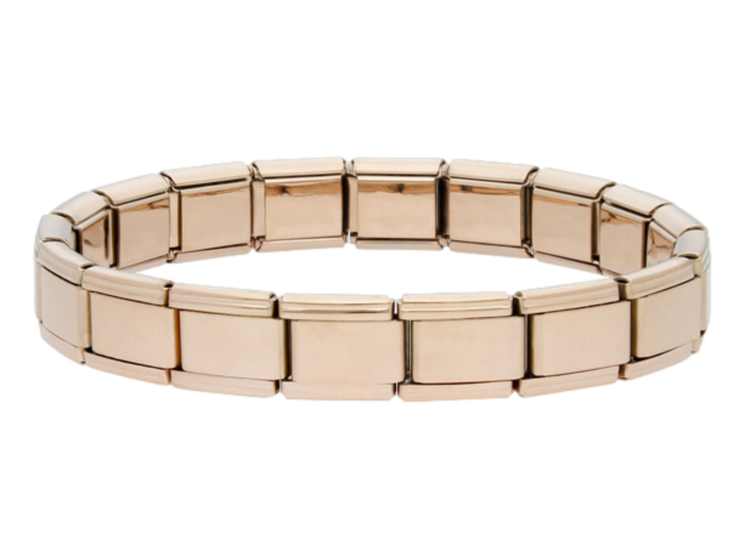 Pulsera de metal color dorado con diseño de eslabones rectangulares brillantes.