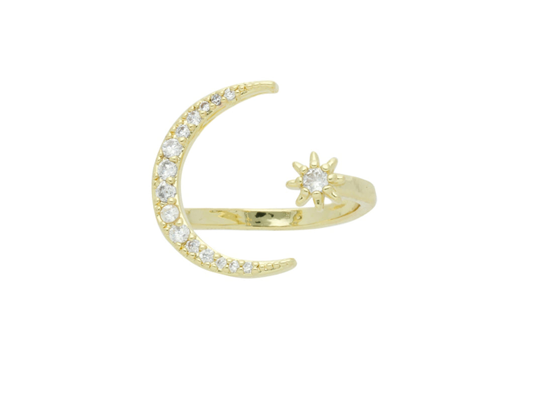 Anillo dorado de diseño abierto con una luna y un sol adornados con brillantes circonias.