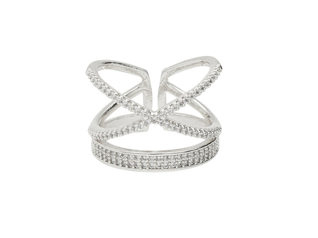 Anillo de plata con diseño entrelazado y detalles de piedras brillantes.