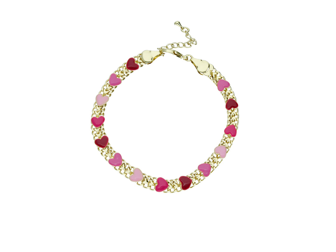 Pulsera de cadena dorada adornada con corazones en tonos rosa y rojo.