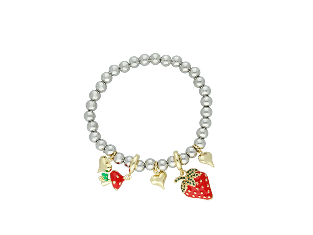 Pulsera de cuentas plateadas con dijes de corazones dorados y una fresa roja.