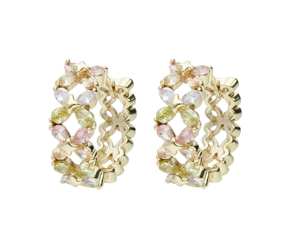 Par de aretes tipo arracada en color dorado con incrustaciones de piedras multicolores brillantes.