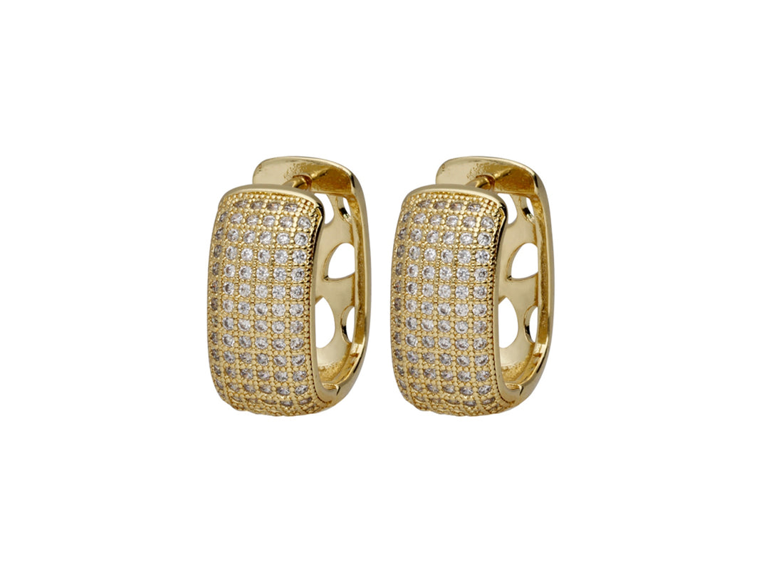 Par de aretes tipo huggie en color dorado con incrustaciones de circonias brillantes.