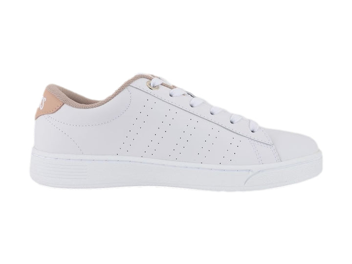 Tenis blancos K-Swiss de corte bajo con detalles en color taupe en el talón y perforaciones laterales.
