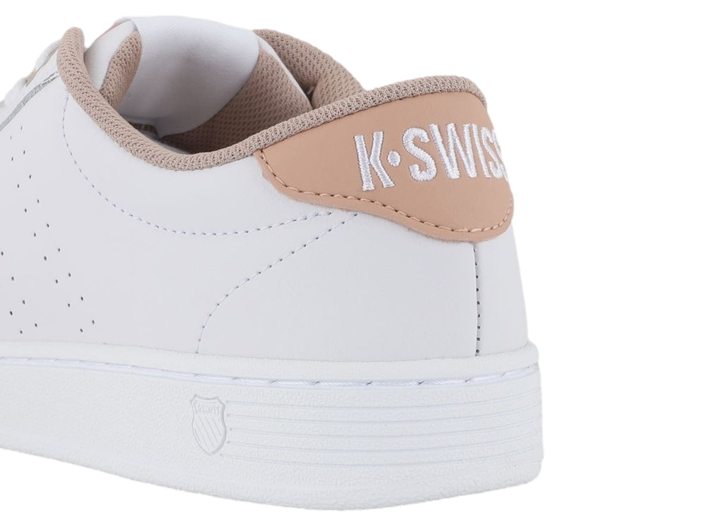 Tenis blancos K-Swiss de corte bajo con detalles en color taupe en el talón y perforaciones laterales.