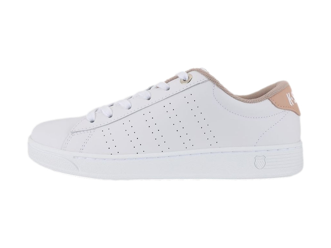 Tenis blancos K-Swiss de corte bajo con detalles en color taupe en el talón y perforaciones laterales.