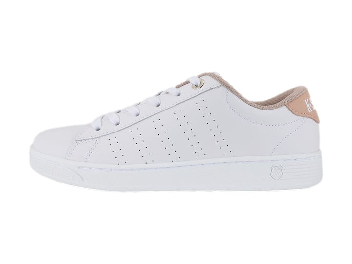 Tenis blancos K-Swiss de corte bajo con detalles en color taupe en el talón y perforaciones laterales.