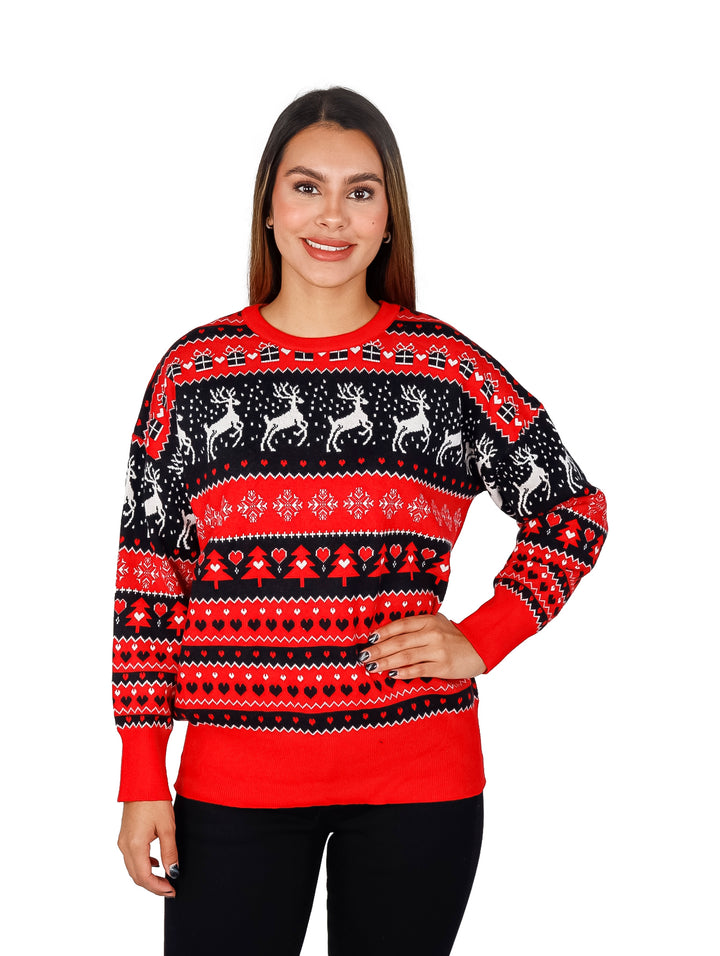 Mujer vistiendo un suéter navideño tejido en colores rojo y negro con patrones de renos y corazones.