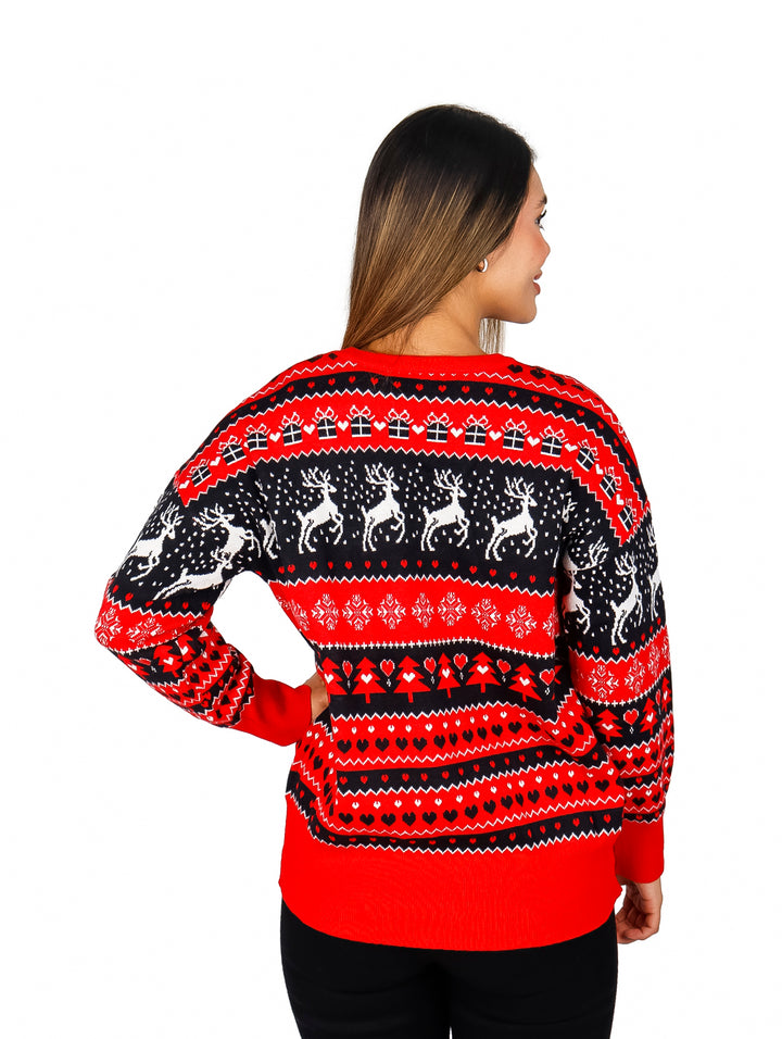 Mujer vistiendo un suéter navideño tejido en colores rojo y negro con patrones de renos y corazones.