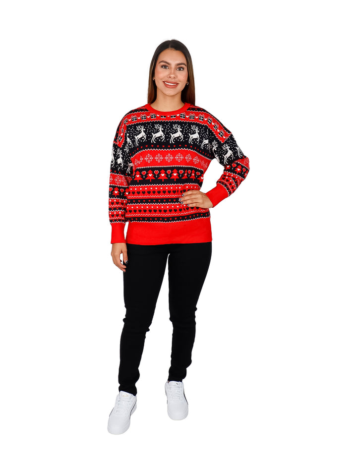 Mujer vistiendo un suéter navideño tejido en colores rojo y negro con patrones de renos y corazones.
