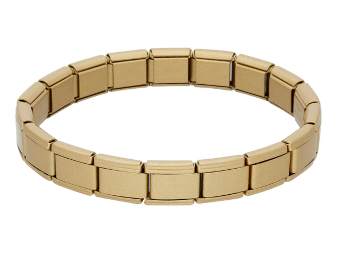 Pulsera de eslabones rectangulares en color dorado con acabado mate sobre fondo blanco.