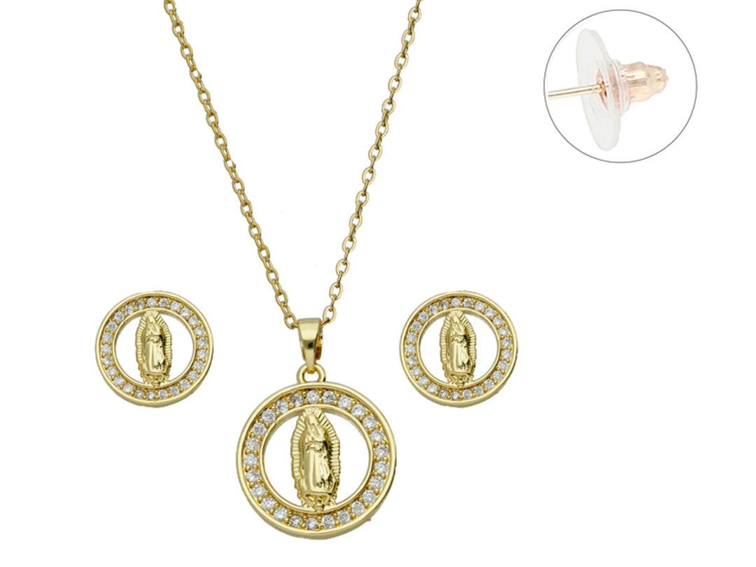 Set de joyería dorado compuesto por un collar y aretes con dije circular de la Virgen adornado con cristales.