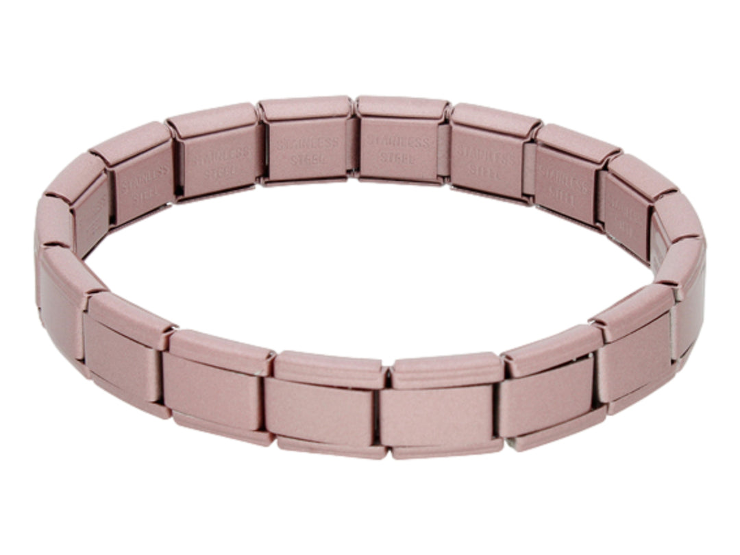 Pulsera de metal color rosa con diseño de eslabones rectangulares en acabado mate.