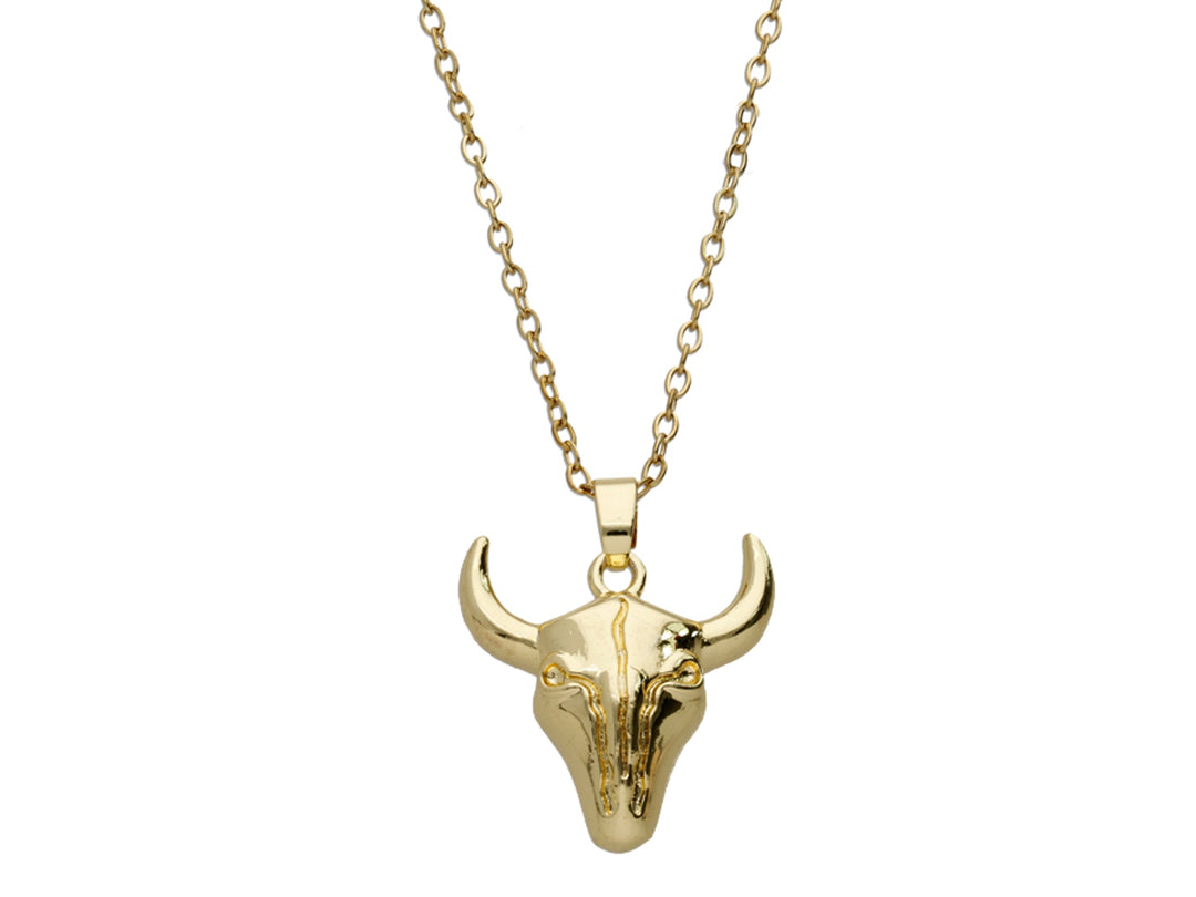 Collar dorado de la marca ROZE con un dije en forma de cráneo de toro brillante.