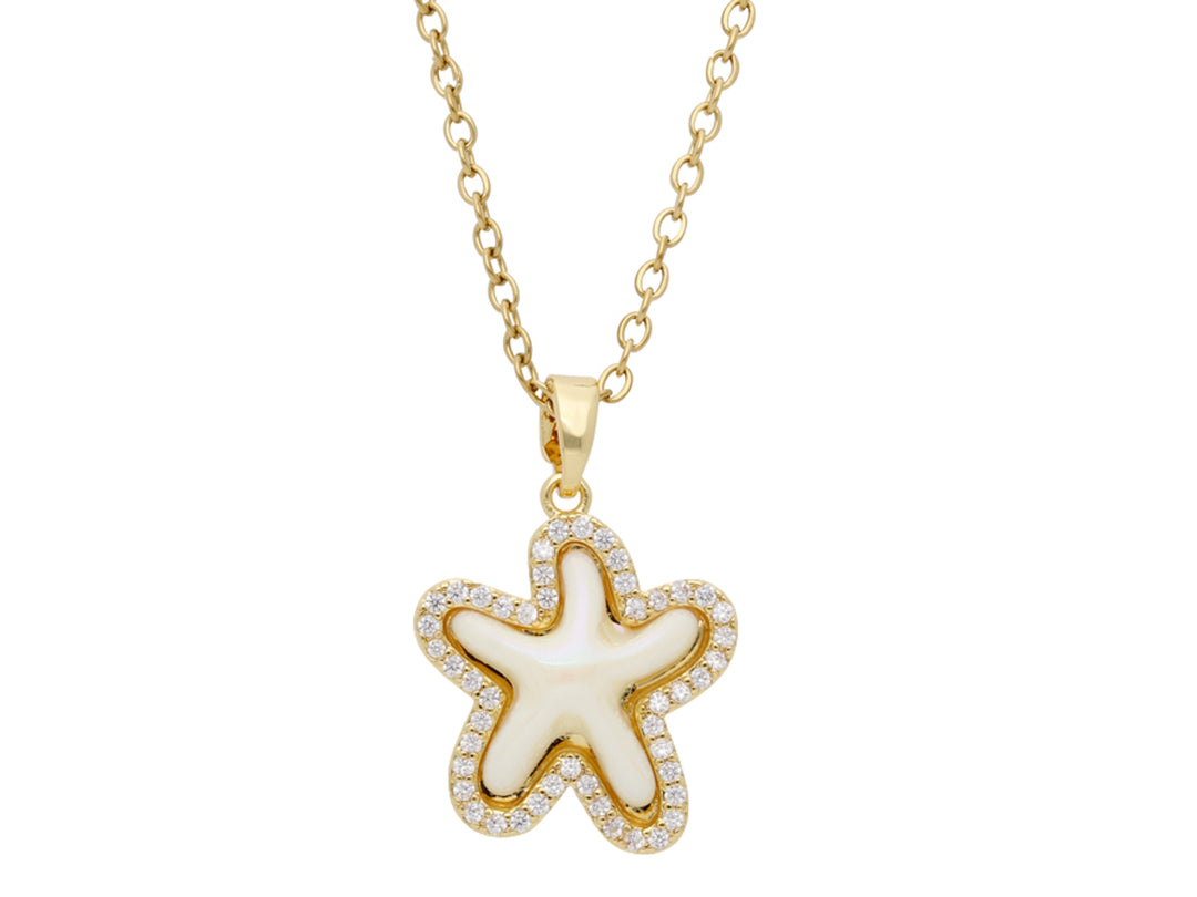 Collar dorado con dije en forma de estrella de mar blanca bordeada de brillantes.