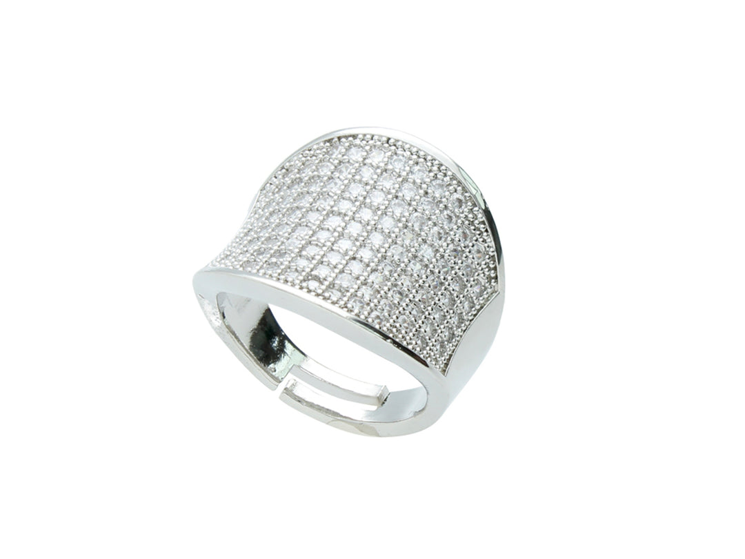 Anillo de color plata con superficie ancha decorada con múltiples circonias brillantes.