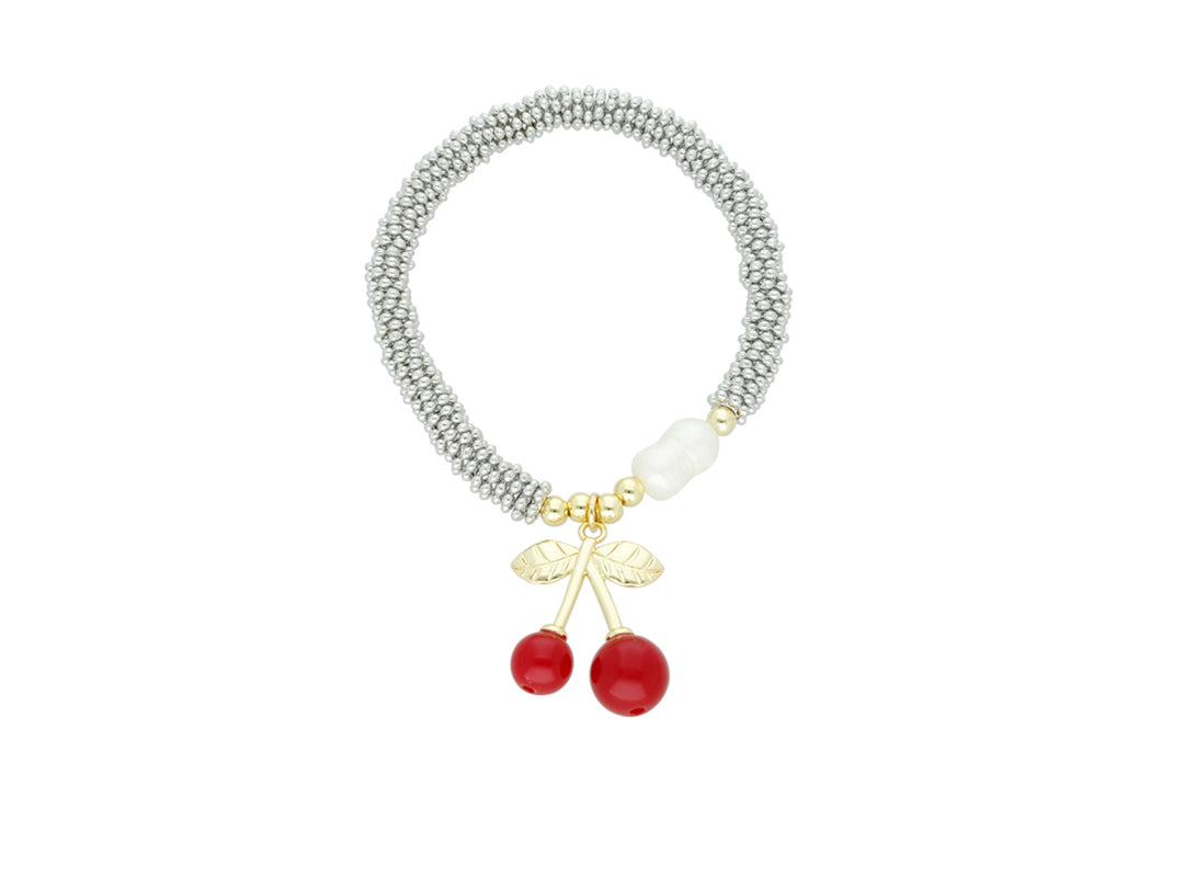 Pulsera de cuentas color plata con un dije colgante de dos cerezas rojas y hojas doradas.