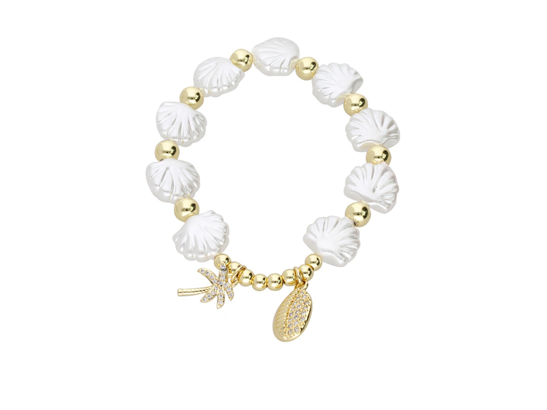 Pulsera de cuentas blancas en forma de concha intercaladas con esferas doradas y dijes decorativos.