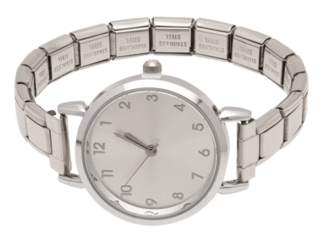 Reloj de pulsera analógico color plata con correa de acero inoxidable y esfera circular.