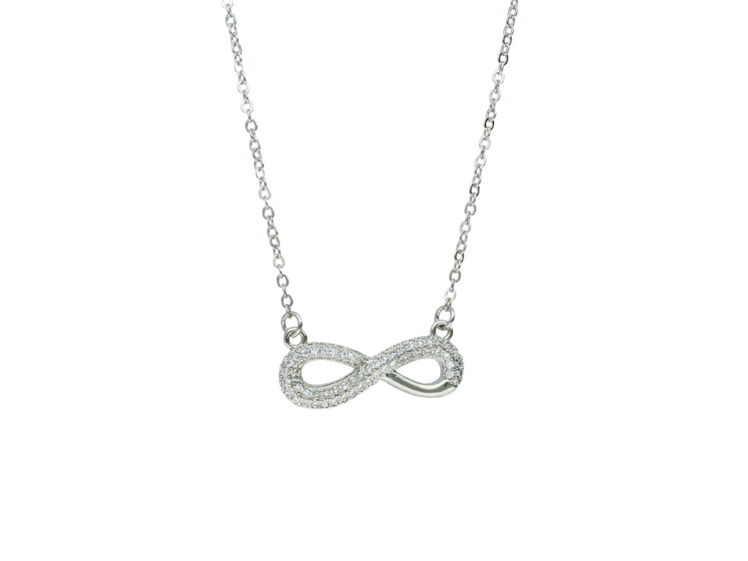 Collar de plata con dije en forma de símbolo de infinito adornado con brillantes.