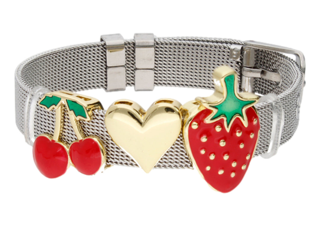 Pulsera de malla color plata con dijes esmaltados de cerezas, un corazón dorado y una fresa.